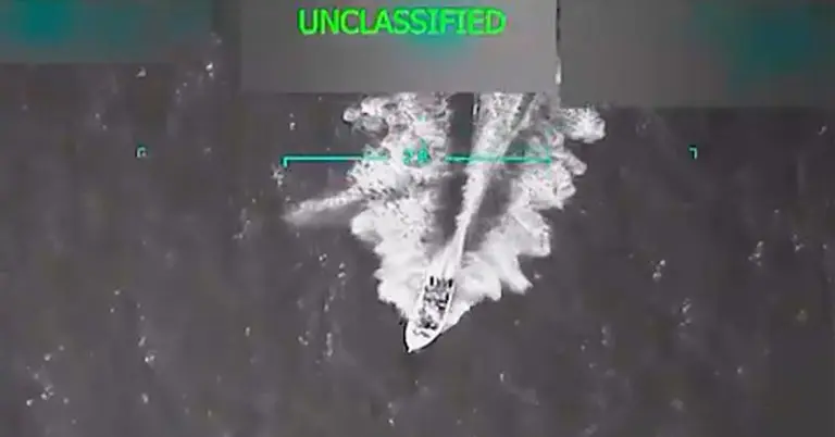 মাদকবাহী সন্দেহে মার্কিন সেনাদের হামলাকৃত জাহাজ